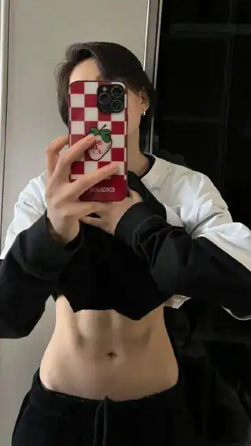 秀出腹肌,为夏天做好了充足的准备▼#李斯丹妮宅家炫腹#明天就是这位