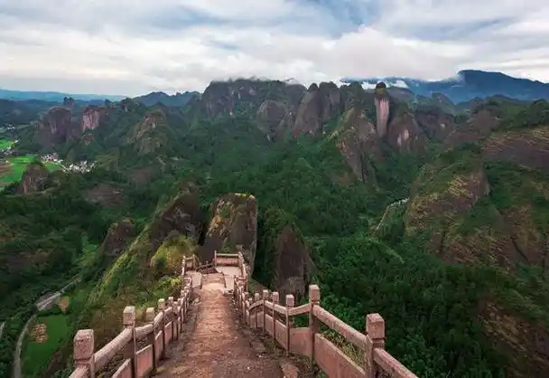 本文将为您介绍江郎山风景区的主要景点,特色活动以及周边