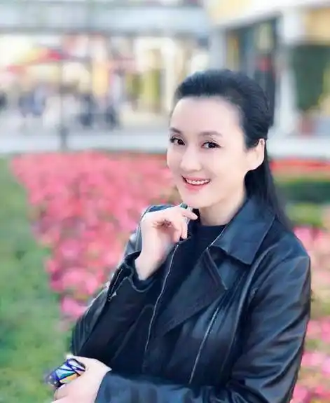 章艳敏在该剧中饰演了白阿绣一角.