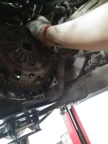 更换离合器压盘片