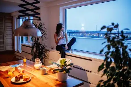 一个年轻女子在室内坐窗边图片