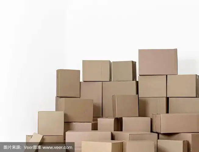 白色背景上的一堆堆纸箱