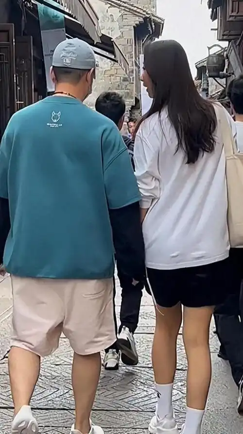孙红雷夫妇牵手游乌镇,小15岁老婆背百元包包好朴素,气场却超强