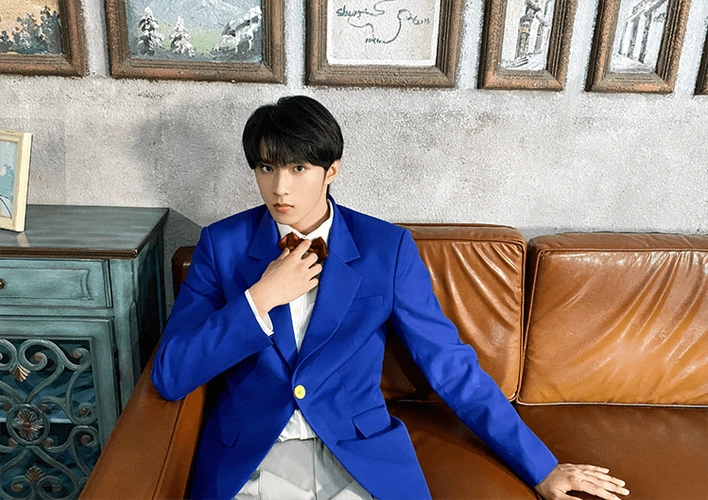 原创刘耀文晒新场景打卡摆拍照穿蓝色西装拽领结好有仪式感