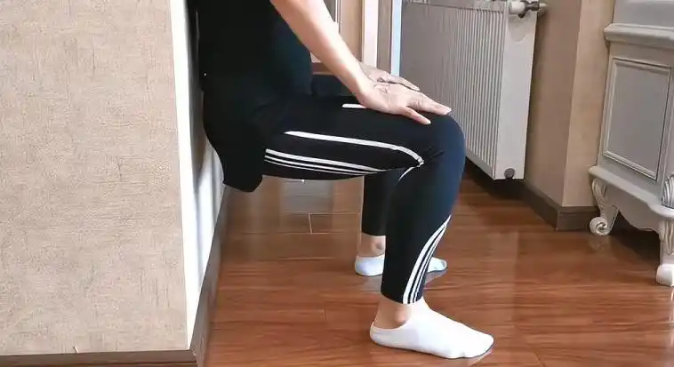 靠墙静蹲的标准动作
