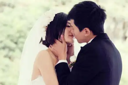 张杰谢娜亲吻结婚照