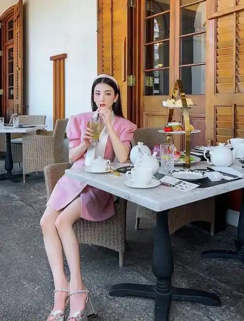 方媛晒名媛生活照穿2500裙子喝500下午茶网友活得太累了