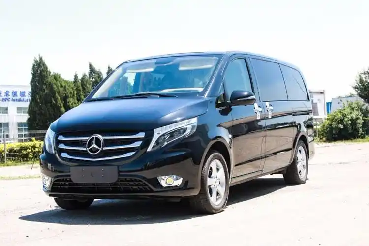 奔驰商务的外观就不多说了,无论是国产奔驰商务或是进口奔驰商务几乎