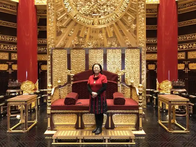 武则天的龙椅感受一下哦!