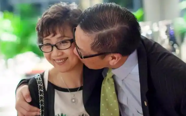 据悉日前是张德兰60岁的生日,老公杨伟诚与好友一起帮其庆祝生日,场面