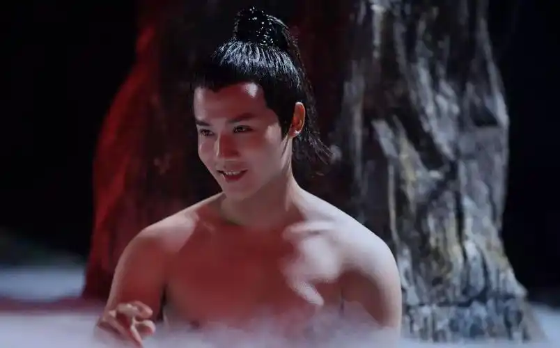 郑业成也不是第一次在剧中秀自己的肌肉身材了,之前在《颤抖吧阿部2》