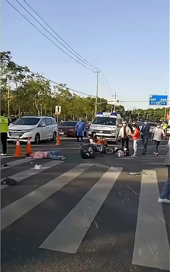 上海女司机驾车突然撞向行人,现场画面惨烈,尚有三个孩子在icu