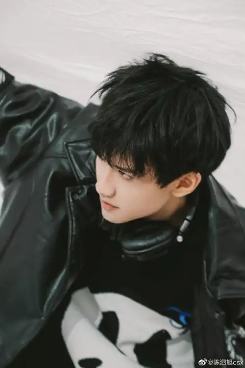 陈泗旭发文祝自己18岁生日快乐##陈泗旭十八岁天台生日写真