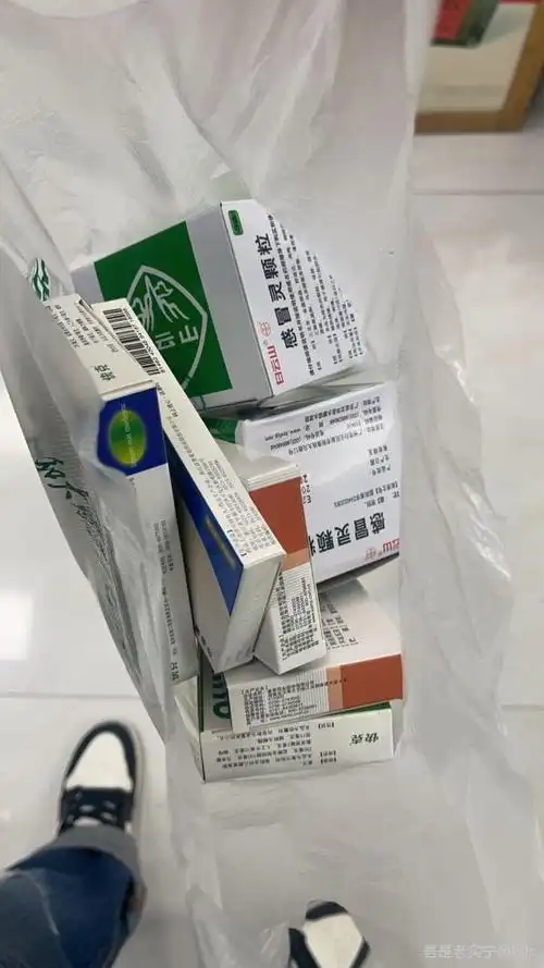 大半夜排队买药人山人海