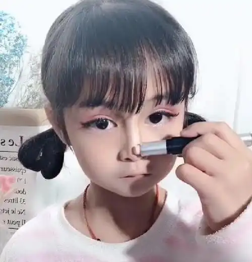 趁妈妈不在小女孩偷偷化妆看到她的样子网友自愧不如