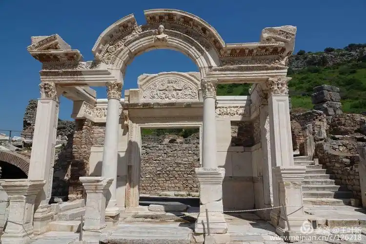 罗马皇帝哈德良大帝的神庙,是以弗所古城里遗迹中最精美的建筑,于138