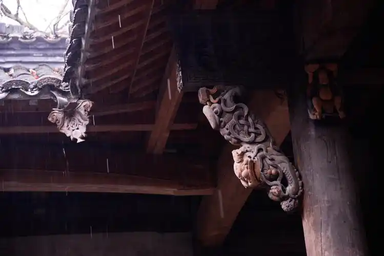 徽派的木雕大师渐渐稀少,但是雕琢首饰,木偶的雕刻师却随着旅游的开发