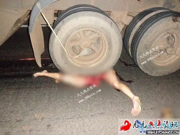妙龄女子被撞当场身亡盘点车祸现场的年轻女尸被轧成两半组图