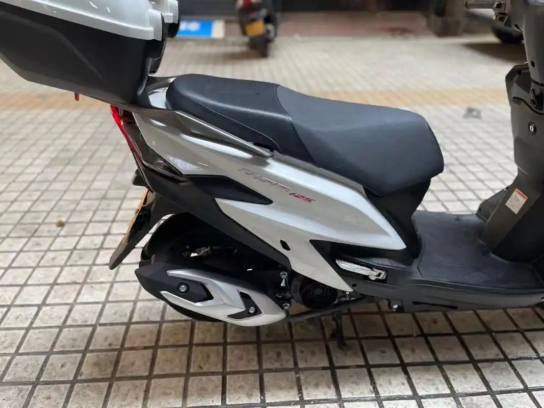 豪爵usr 豪爵usr125旗舰踏板一台,此车2021年11月购买上户,安全行驶