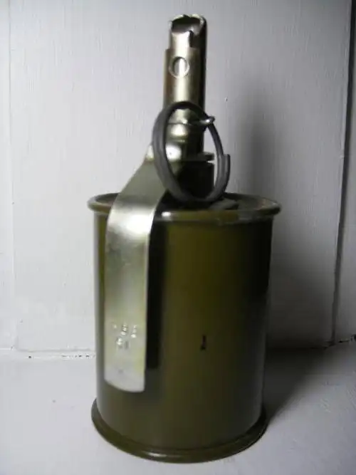 二战结束后,苏军装备的手榴弹型号主要有f1防御手榴弹,rg-42进攻