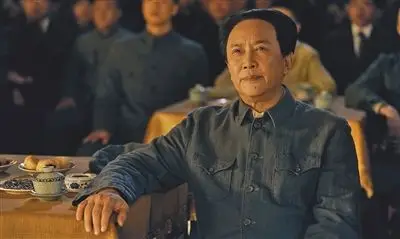 毛主席正在观看梅兰芳的演出.