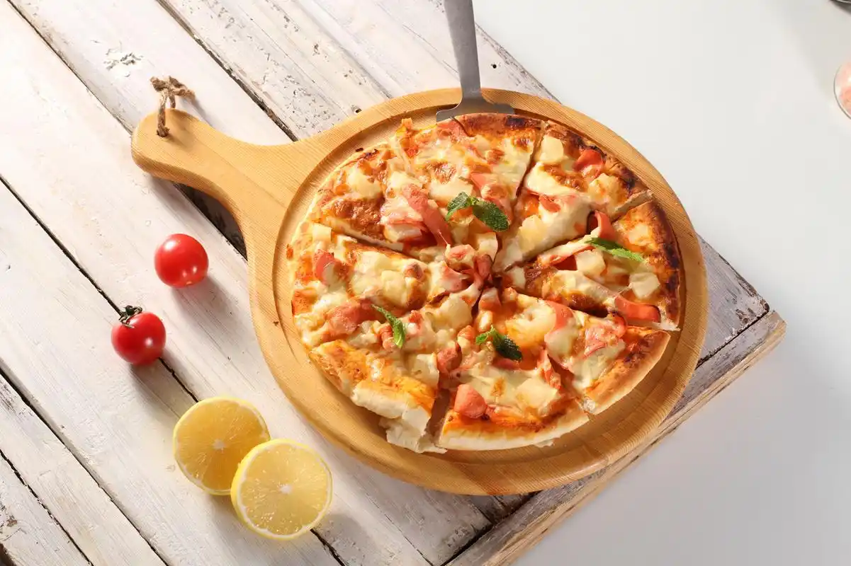 吴忠美食 夏威夷披萨 香辣牛肉披萨 香煎深海大虾披萨 水果酸奶披萨