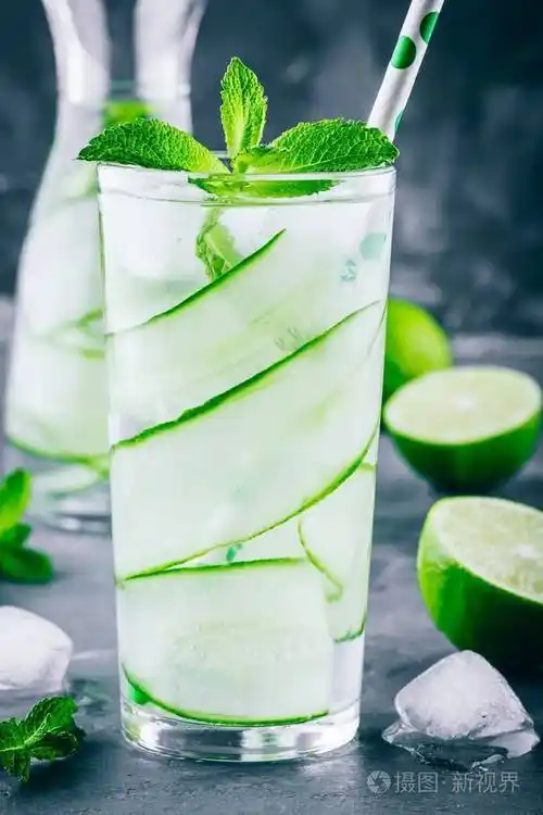 冰冰凉爽口的排毒水黄瓜和薄荷