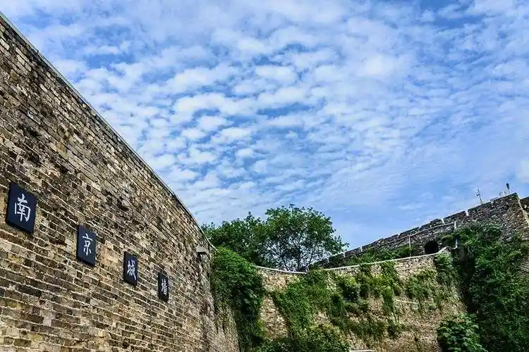 从佳盛花园定淮门段顺着城墙,徒步往仪凤门的方向走.