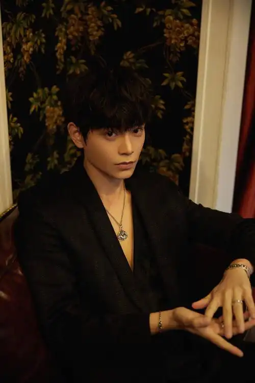 丁禹兮东方卫视春晚造型大片公开一袭黑衣优雅帅气魅力值拉满