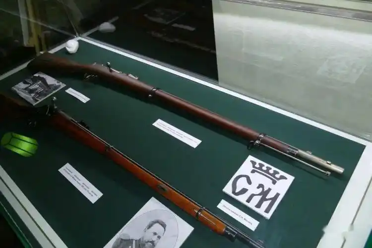 莫辛在1880年代提交的内置弹仓供弹步枪,口径:10.6mm