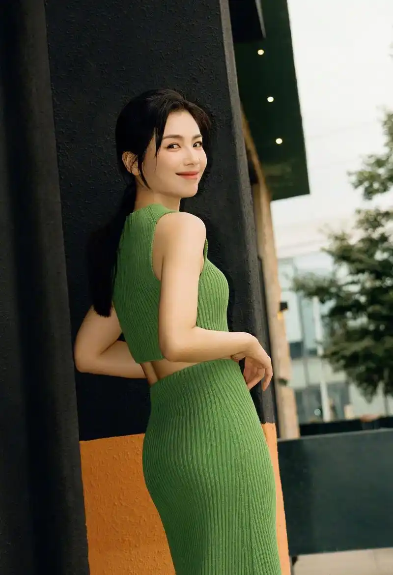 刘涛绿色线衣套装甜美笑容写真