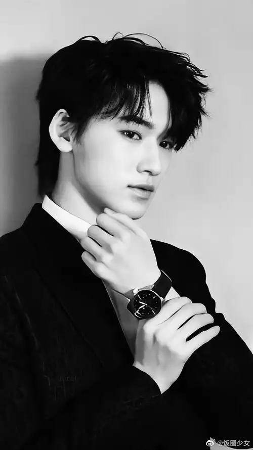 宋亚轩 热到褪色#黑白色调下的氛围感拉满 仿佛每一张都是电影截图