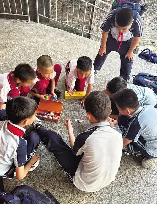 从垃圾桶里翻自己网上买烟卡风靡小学生圈家长担忧