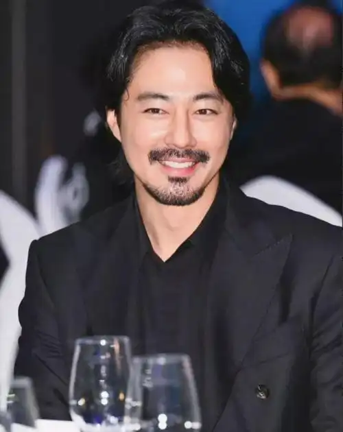 赵寅成形象大改变!42岁男神现身照片引热议,网友纷纷感叹