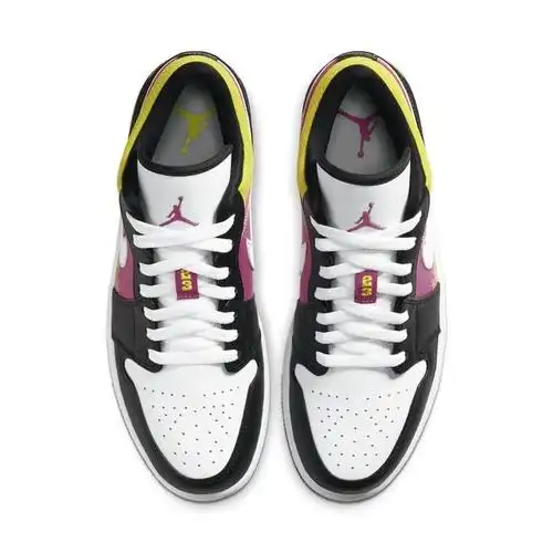 另外还有黄粉鞋带扣,粉色刺绣 jumpman logo,以及后跟黄色刺绣飞翼