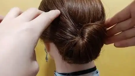 妈妈们最爱的一种盘发发型来了,显气质又好看,一分钟搞定不费时