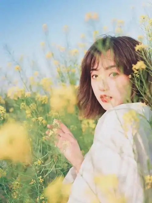 以花海为背景拍摄人像照这7个姿势不要错过拍出自然美