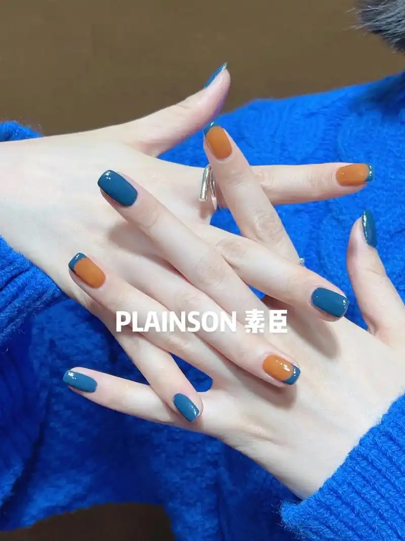 这组跳色有点时尚莫兰迪蓝焦糖南瓜美甲
