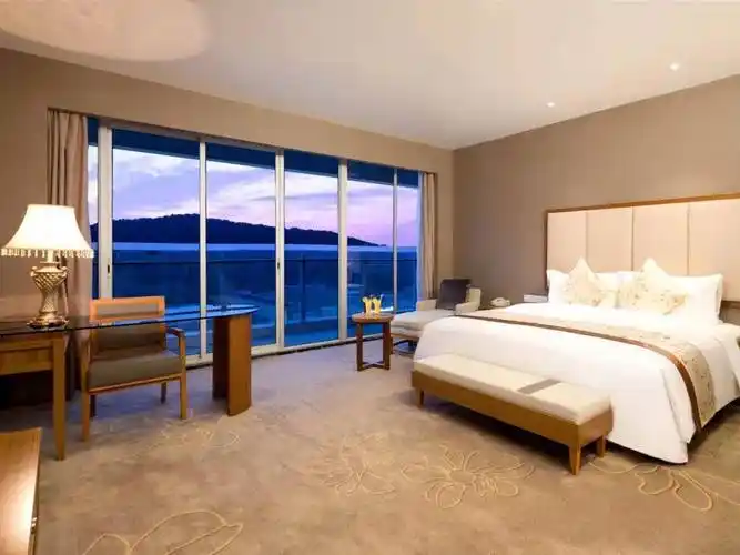 大草坪嬉戏遛娃,园林泳池 住广州皇朝君澜酒店