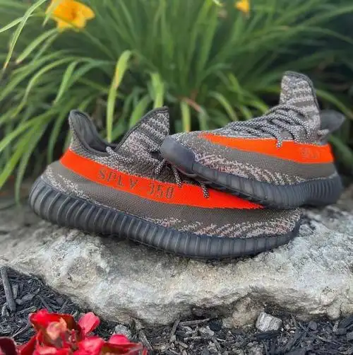 在 yeezy 350 v2 众多配色中,灰橙一直是最具人气的之一.