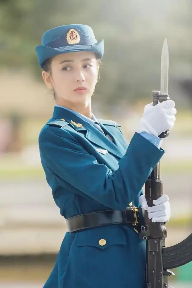 原创阅兵式上女兵方阵惊艳全国,哪位军装女神最是英姿飒爽?