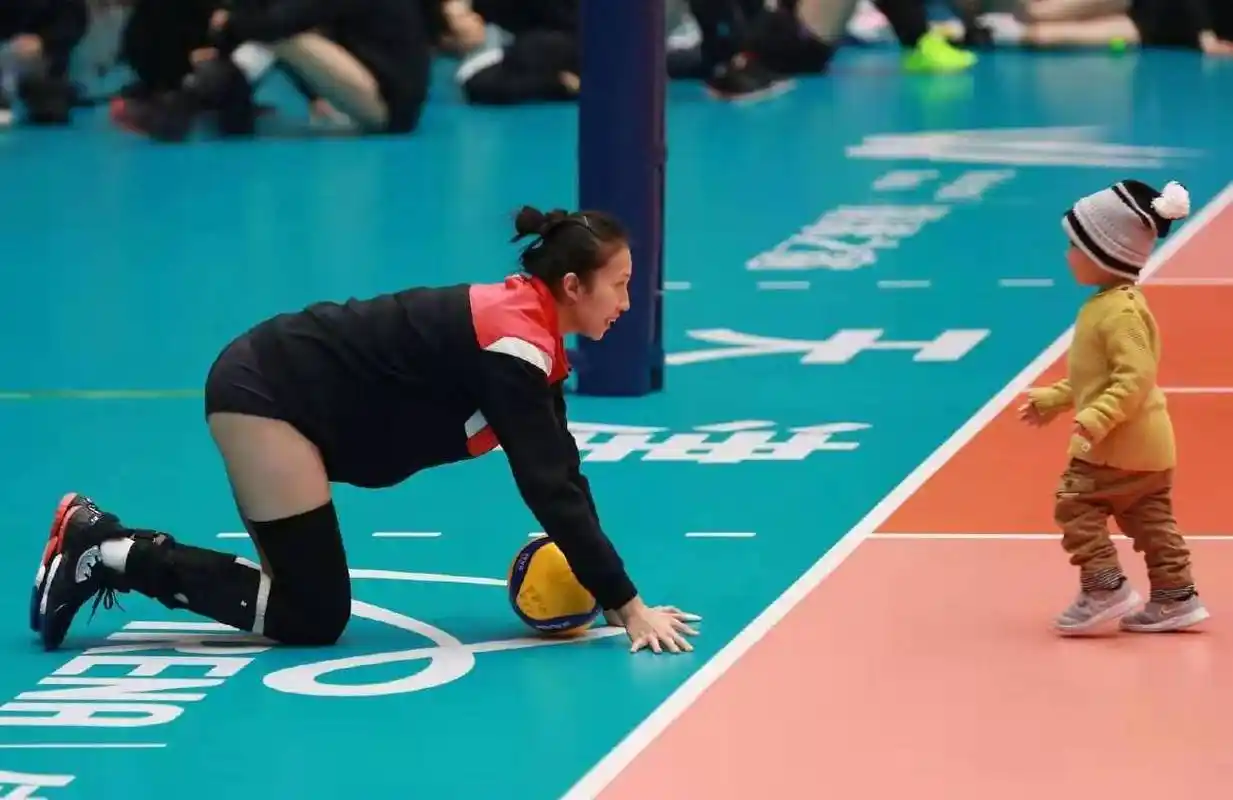 丁霞最新训练照与小朋友玩闹母爱爆棚网友是该找男朋友了