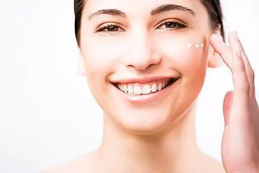 特写,施用,保湿乳,脸颊