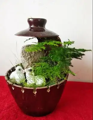 废旧酒瓶改造成了艺术品