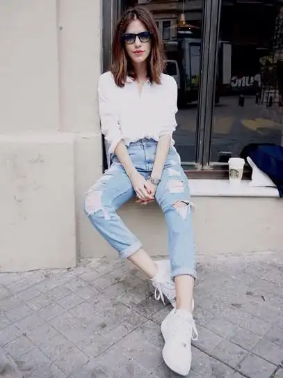 白衬衫配蓝色牛仔裤夏季穿衬衫就选蓝白搭配图