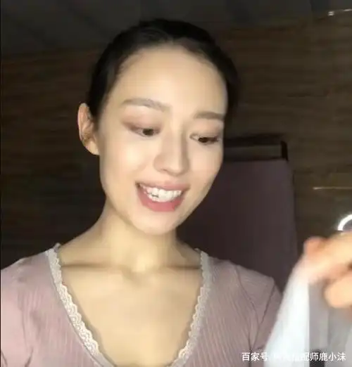 薇娅素颜不如普通人?摘掉假睫毛后颜值平平,网友:气质也变了