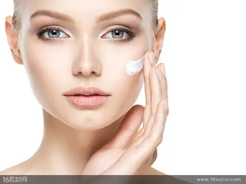 关键词:外国女子金色头发深邃的眼镜美女特写美女写真嘴唇手化妆品