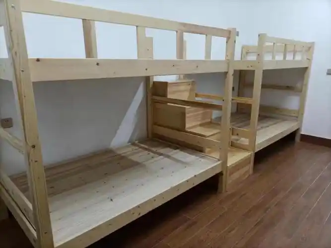 包吃包住,宿舍标准四人间,空调,热水器,洗衣机,独立卫生间等设施一应