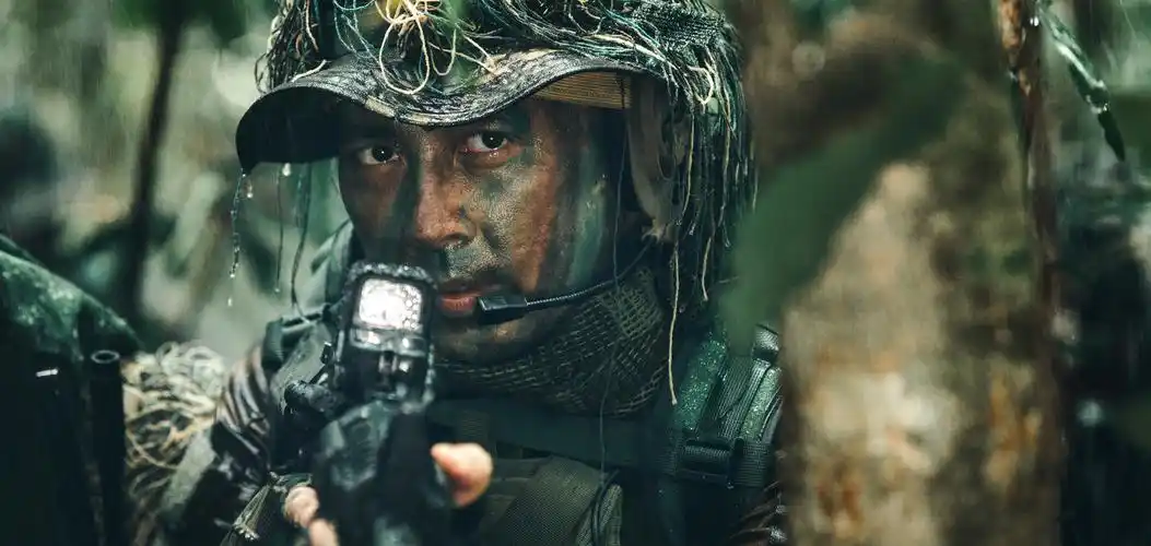 是一部反映真实特警生活的作品,剧中他饰演的特警大队长彭鹰翔也是