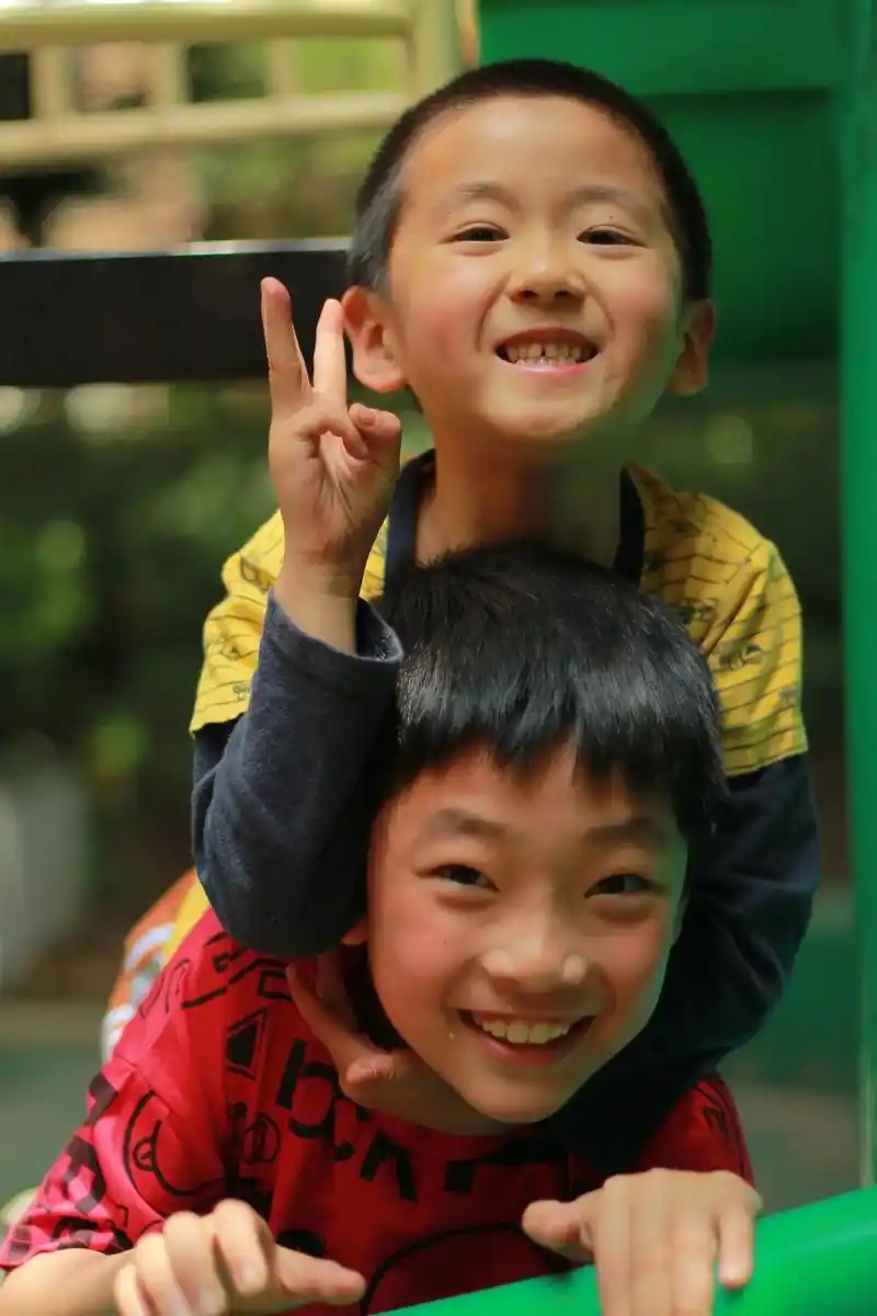 楼下的俩小孩特别可爱被他们的笑容治愈